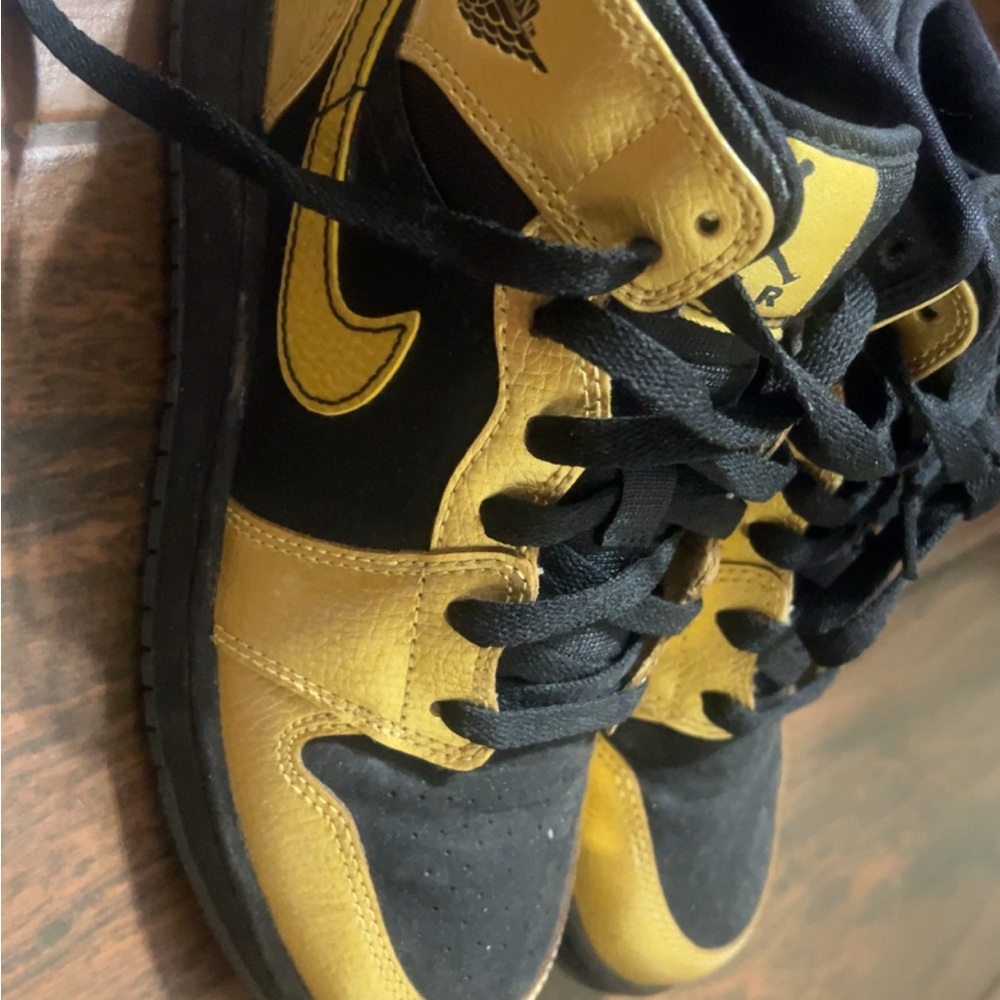 Nike Kids Black and gold Sneakers